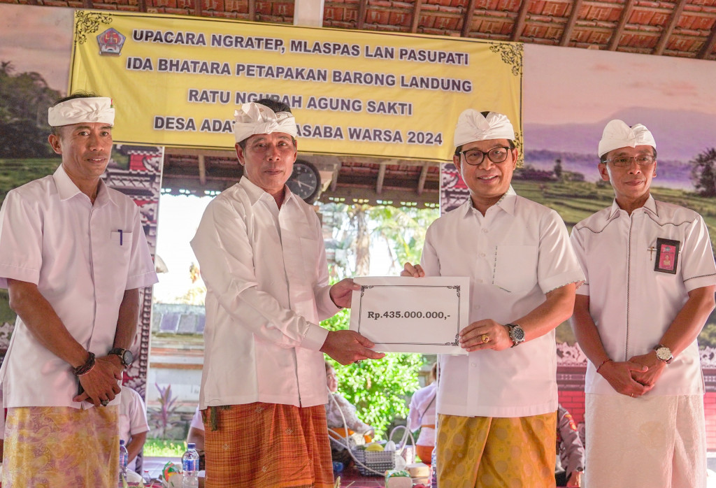 Hadiri Upacara Melaspas dan Pasupati Tapakan di Pura Desa Darmasaba